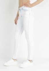 Jasnoniebieskie Jeansy Skinny Adile. Niebieskie jeansy damskie Born2be, bez wzorów, z jeansu. Za 89.99 zł.