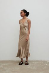 Satynowa sukienka na ramiączkach w kolorze BEIGE- ILUSION-S. Brązowe sukienki damskie Marsala, na co dzień, na lato, m, bez wzorów, z jeansu, eleganckie, bez kołnierzyka, bez ramiączek, maxi, proste. Za 319.90 zł.