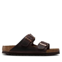 Klapki Birkenstock. Brązowe klapki damskie Birkenstock, bez wzorów, bez obcasa, bez zapięcia. Za 449.99 zł.