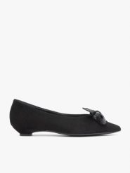 Czarne baleriny z kokardą. Czarne balerinki damskie Ryłko, bez wzorów, ze skóry, eleganckie, bez obcasa, na płaskiej podeszwie, bez zapięcia. Za 399.99 zł.