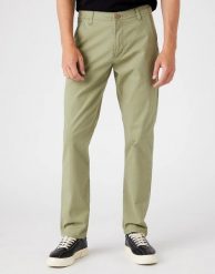 WRANGLER CASEY CHINO OIL GREEN W1C0CGG19 112145878. Zielone eleganckie spodnie męskie Wrangler, bez wzorów, z materiału. Za 189.99 zł.