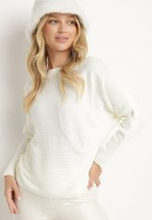 Jasnobeżowy Klasyczny Sweter z Dekoltem w Łódkę Rieline. Brązowe swetry nierozpinane damskie Born2be, m, bez wzorów, z jeansu, eleganckie, bez kołnierzyka, bez ramiączek. Za 99.99 zł.