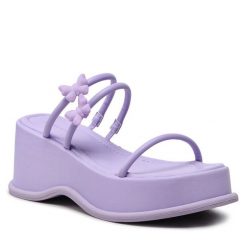 Klapki Jenny Fairy. Fioletowe klapki damskie Jenny Fairy, bez wzorów, bez obcasa, bez zapięcia. Za 139.99 zł.
