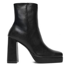 Botki DeeZee. Czarne botki damskie DeeZee, bez wzorów, bez obcasa, na słupku, bez zapięcia. Za 199.99 zł.