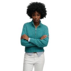 Damski pół-zamek sweter z warkoczowym splotem Superdry. Niebieskie swetry nierozpinane damskie Superdry, na zimę, bez wzorów, ze splotem, bez kołnierzyka, bez ramiączek. Za 344.25 zł.