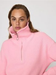Sweter z wiskozą - różowy. Czerwone swetry nierozpinane damskie Reserved, l, bez wzorów, z dzianiny, bez kołnierzyka, bez ramiączek. Za 99.99 zł.