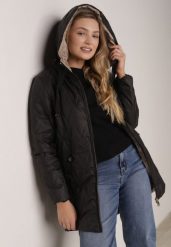 Czarna Pikowana Kurtka Przejściowa Parka z Kapturem o Długim Kroju z Ozdobą Isaline. Czarne kurtki damskie Born2be, l, z aplikacjami, z dresówki, z kapturem. Za 149.99 zł.