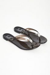 Klapki damskie z cyrkoniami CESARE CASADEI. Klapki damskie CESARE CASADEI, bez wzorów, bez obcasa, bez zapięcia. Za 799.00 zł.