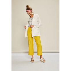 Answear - Spodnie. Żółte spodnie materiałowe damskie ANSWEAR, bez wzorów, z poliesteru, casualowe. W wyprzedaży za 39.90 zł.