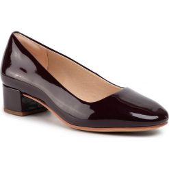 Półbuty CLARKS - Orabella Alice 261465594 Burgundy Patent. Czerwone półbuty damskie Clarks, bez wzorów, z lakierowanej skóry, bez obcasa, na obcasie, bez zapięcia. Za 389.00 zł.