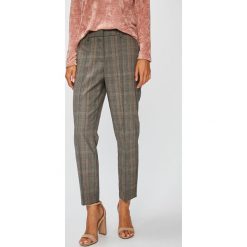 Vero Moda - Spodnie Vilian. Brązowe spodnie materiałowe damskie Vero Moda, bez wzorów, z elastanu, casualowe, z podwyższonym stanem. W wyprzedaży za 119.90 zł.