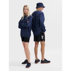 Luźna bluza z okrągłym dekoltem Hummel Bee. Niebieskie bluzy męskie Hummel, bez wzorów, sportowe, bez ramiączek, bez kaptura. Za 212.50 zł.