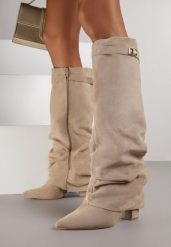 Ciemnobeżowe Kozaki na Słupku z Marszczoną Cholewką Imitującą Nogawkę Rittia. Brązowe kozaki damskie Born2be, bez wzorów, z jeansu, bez obcasa, na obcasie, bez zapięcia. Za 179.99 zł.