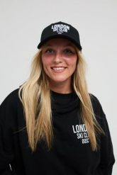 Czapka London Ski Club – czarna. Białe czapki damskie OOSC, bez wzorów, z materiału, klasyczne. Za 122.99 zł.