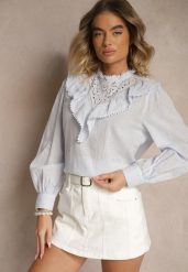 Niebieska Bluzka z Bawełny Zdobiona Ażurowym Haftem i Falbaną Nevole. Niebieskie bluzki damskie Renee, m, z aplikacjami, z bawełny, eleganckie, bez kołnierzyka, bez ramiączek. Za 39.99 zł.