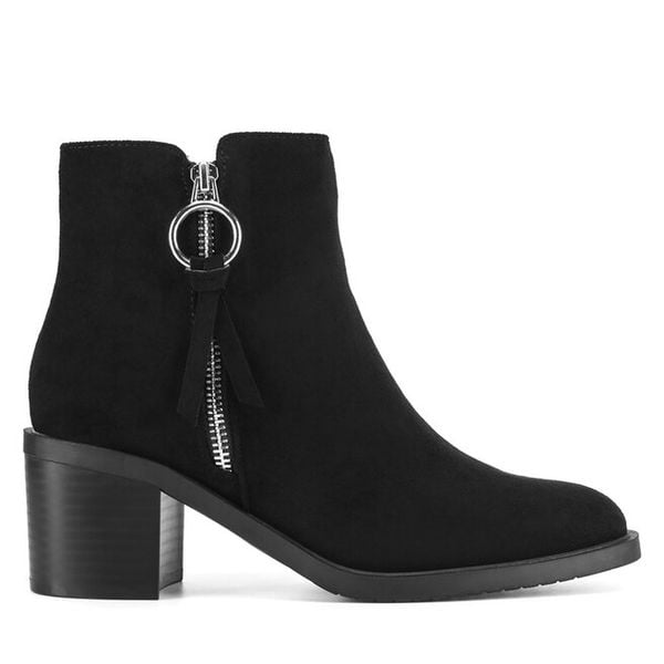 Botki Clara Barson. Czarne botki damskie Clara Barson, bez wzorów, bez obcasa, na słupku, bez zapięcia. Za 119.99 zł.