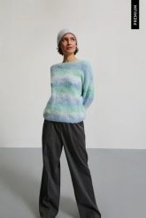 Sweter ombre miętowy. Zielone swetry nierozpinane damskie MOODO, s, bez wzorów, z elastanu, bez kołnierzyka, bez ramiączek. Za 159.99 zł.