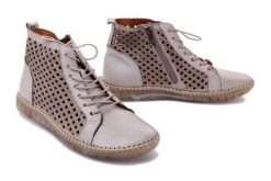 MANITU 960292-08 beige, trzewiki damskie. Brązowe botki damskie Manitu, w ażurowe wzory, ze skóry, bez obcasa, bez zapięcia. Za 394.90 zł.