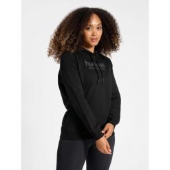 Sweat bluza z kapturem dla kobiet Hummel Booster. Czarne bluzy damskie Hummel, bez wzorów, sportowe, bez ramiączek, z kapturem. W wyprzedaży za 227.50 zł.