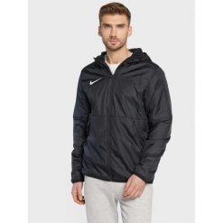 Kurtka Męska z Kapturem Nike Team Park 20. Czarne kurtki męskie Nike, m, bez wzorów, z syntetyku, z kapturem. Za 553.00 zł.