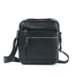 Mała torba listonoszka skórzana SL35 MOSS. Czarne torby na ramię męskie ze skóry, na ramię, małe. Za 156.99 zł.