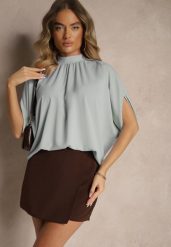 Jasnozielona Bluzka o Kroju Nietoperza z Wiązaniem Rinwenna. Zielone bluzki damskie Renee, bez wzorów, klasyczne, bez kołnierzyka, bez ramiączek. Za 44.99 zł.