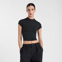 Koszulka damska New Balance WT51126BK – czarna. Czarne bluzki damskie New Balance, s, z aplikacjami, z lycry, sportowe, bez kołnierzyka, bez ramiączek. Za 219.99 zł.