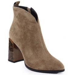 Botki damskie zamszowe na ozdobnym obcasie khaki Gino Fabiani 9210. Brązowe botki damskie Jezzi, bez wzorów, ze skóry, eleganckie, bez obcasa, na obcasie, bez zapięcia. Za 299.99 zł.