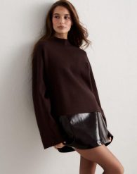 Damski sweter z długim rękawem, regularny krój Perfect Knit czekoladowy. Brązowe swetry nierozpinane damskie Aim'n, l, bez wzorów, z dzianiny, eleganckie, bez kołnierzyka, bez ramiączek. Za 275.50 zł.