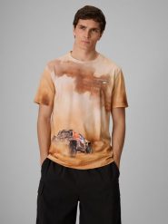 4F T-shirt regular z nadrukiem męski - beżowy S. Brązowe t-shirty męskie 4F, m, bez wzorów, z materiału, bez kołnierzyka, bez ramiączek. Za 99.99 zł.