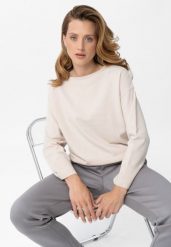 Gładki, luźny sweter S-MARI. Białe swetry nierozpinane damskie Volcano, m, bez wzorów, z dzianiny, eleganckie, bez kołnierzyka, bez ramiączek. Za 129.99 zł.