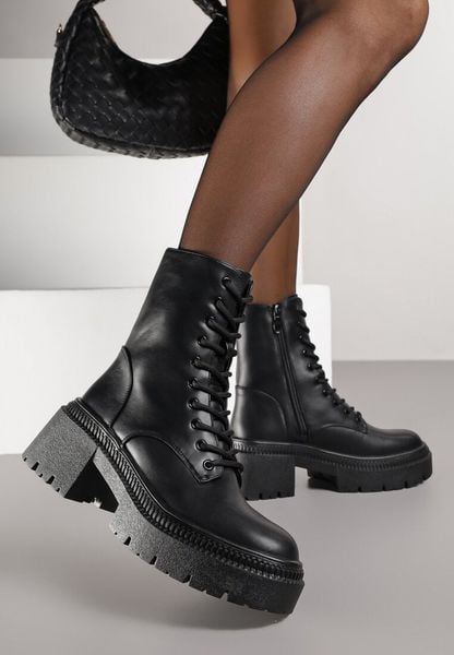 Czarne Botki Workery Vices na Platformie z Metaliczną Aplikacją Violosa. Czarne botki damskie Renee, z aplikacjami, z jeansu, bez obcasa, na platformie, bez zapięcia. Za 149.99 zł.