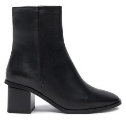 Botki Calvin Klein. Czarne botki damskie Calvin Klein, bez wzorów, bez obcasa, na słupku, bez zapięcia. Za 849.99 zł.