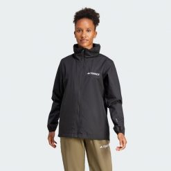 Kurtka Multi Essentials 2L Rain. Czarne kurtki sportowe damskie Adidas, l, bez wzorów, bez ramiączek, bez kaptura, trekkingowe, climaproof (adidas). Za 439.00 zł.