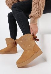 Ciemnobeżowe Śniegowce Stikine. Brązowe śniegowce damskie Born2be, z futra, za kostkę, bez zapięcia. Za 69.99 zł.