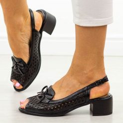 Czarne sandały damskie na obcasie M.Daszyński Sa262-2. Czarne sandały damskie M.Daszyński, bez wzorów, ze skóry, bez obcasa, na obcasie, bez zapięcia. Za 189.00 zł.