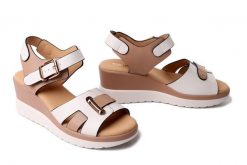 Artiker Relaks 58C0314 BEIGE/APRICOT, sandały damskie. Brązowe sandały damskie Artiker Relaks, bez wzorów, bez obcasa, na koturnie, bez zapięcia. Za 239.90 zł.