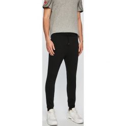 Guess Jeans - Spodnie. Czarne spodnie materiałowe męskie Guess Jeans, z aplikacjami, z bawełny. W wyprzedaży za 179.90 zł.