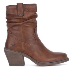 Kowbojki Mustang. Brązowe botki damskie Mustang, bez wzorów, bez obcasa, na słupku, bez zapięcia. Za 399.99 zł.