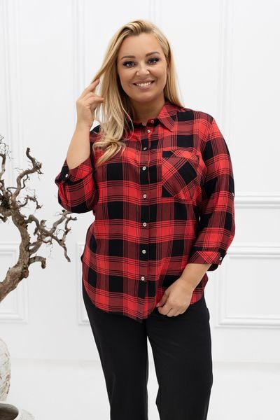 Klasyczna elegancka koszula Violet w czarno-czerwoną kratkę PLUS SIZE XXL. Czarne koszule damskie Nasi partnerzy, plus size, bez wzorów, z jeansu, biznesowe, bez kołnierzyka, bez ramiączek. Za 199.90 zł.