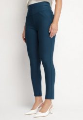 Granatowe Spodnie o Dopasowanym Kroju z Gumką w Talii i Kieszeniami Rizena. Niebieskie spodnie materiałowe damskie Born2be, bez wzorów, z jeansu, eleganckie. Za 39.99 zł.