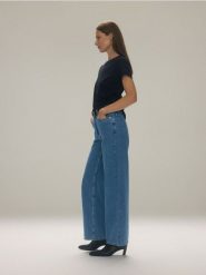 Jeansy wide leg - niebieski. Niebieskie jeansy damskie Reserved, bez wzorów, z bawełny. W wyprzedaży za 119.99 zł.