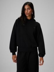 4F Bluza dresowa regular z kapturem damska - czarna M. Czarne bluzy damskie 4F, m, bez wzorów, z dresówki, klasyczne, bez ramiączek, z kapturem. Za 169.99 zł.