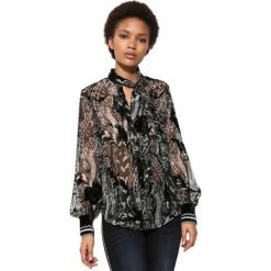 Desigual Koszula damska Cam Anthea 17WWCW77 5001 (rozmiar S). Bluzki damskie Desigual, s, bez wzorów, bez kołnierzyka, bez ramiączek. W wyprzedaży za 168.00 zł.