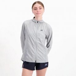 Damska lekka kurtka przeciwwiatrowa do biegania i na szlak HORIZON WINDBREAKER. Szare kurtki sportowe damskie BODYCROSS, na zimę, m, bez wzorów, bez ramiączek, bez kaptura, do biegania. Za 739.99 zł.