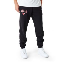 Spodnie męskie New Era NBA Essentials Jogger Chicago Bulls. Czarne spodnie materiałowe męskie New Era, m, bez wzorów, z dresówki. Za 259.99 zł.