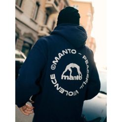 MANTO bluza z kapturem LABEL 25 OVERSIZE granatowa. Niebieskie bluzy damskie Manto, bez wzorów, bez ramiączek, z kapturem. Za 299.00 zł.