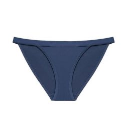 Tangi biodrówki elastyczne miękkie na co dzień Agafia. Czerwone majtki damskie Intica. W wyprzedaży za 79.00 zł.