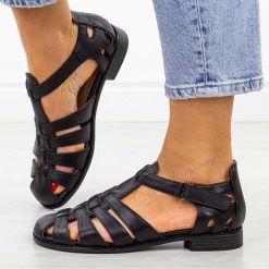 Czarne skórzane sandały damskie T.Sokolski 561. Czarne sandały damskie Sokolski, bez wzorów, z jeansu, bez obcasa, na płaskiej podeszwie, bez zapięcia. Za 269.00 zł.