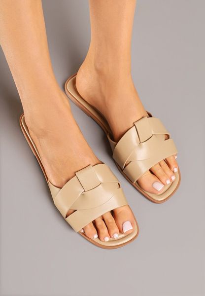 Ciemnobeżowe Klapki z Przeplataną Cholewką i Kwadratowym Noskiem Redirace. Brązowe klapki damskie Born2be, na lato, bez wzorów, z jeansu, klasyczne, bez obcasa, na płaskiej podeszwie, bez zapięcia. Za 49.99 zł.